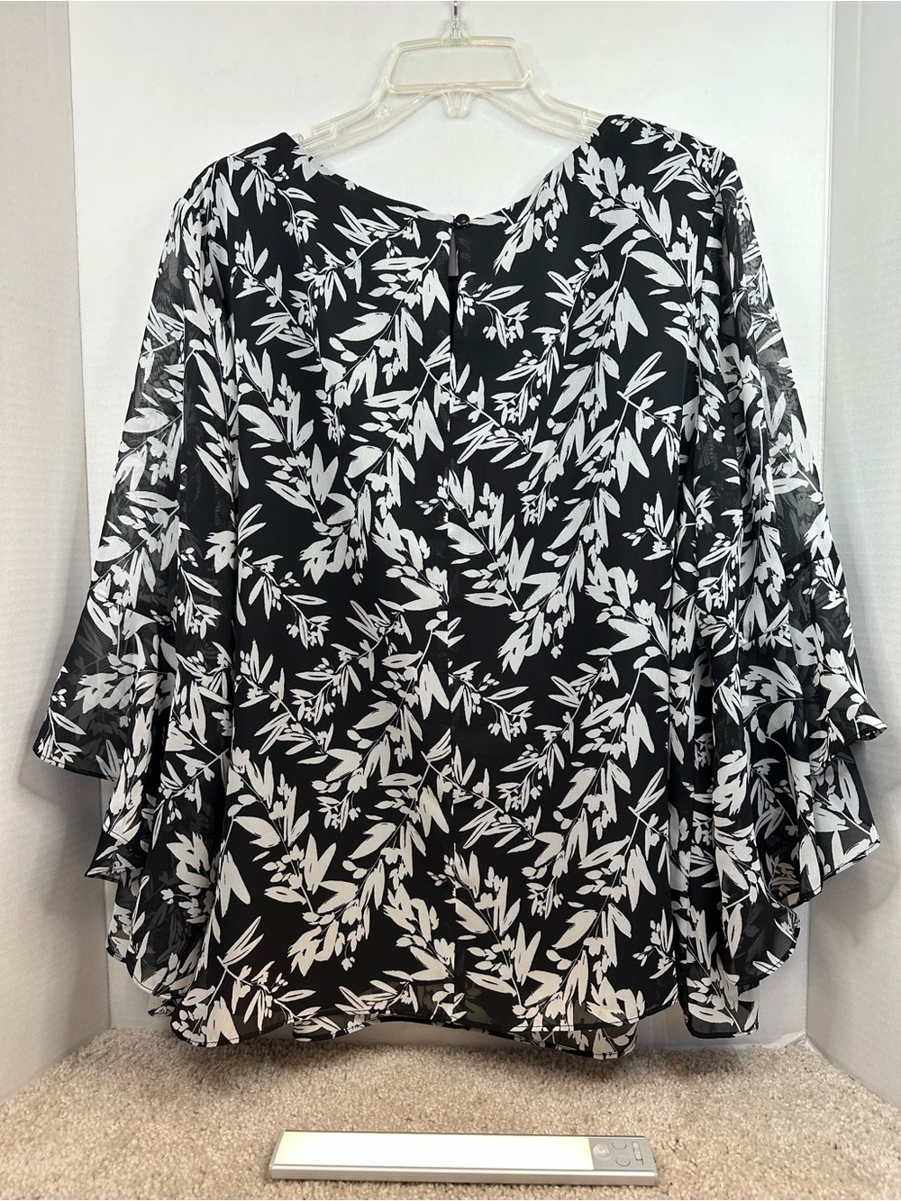 Kasper Black and White Botanical Print Blouse, Ruffle sleeves, size 2X, NWT - Picture 4 of 6